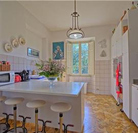 6 bedroom villa with large pool and tennis court near Arezzo, Southern Tuscany, sleeps 12